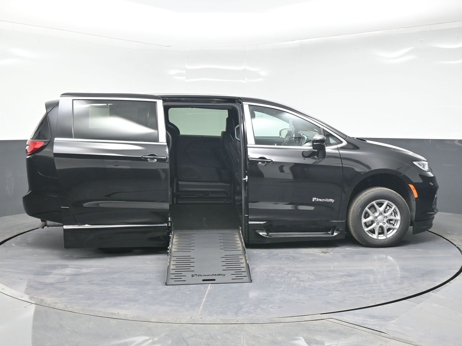 New 2025 Chrysler Pacifica Select Safety - BraunAbility Side Entry Entry Fold Out Automatic Ramp