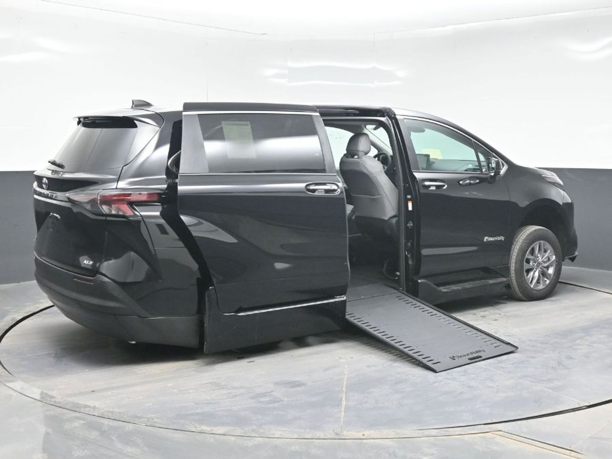 Black Toyota Sienna image number 3