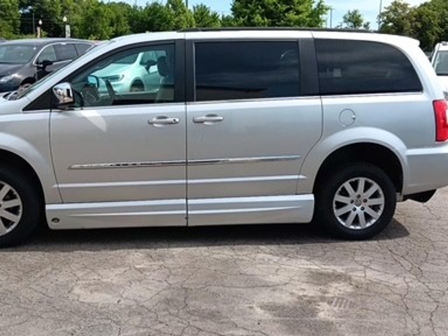 Silver Chrysler Town and Country image number 4