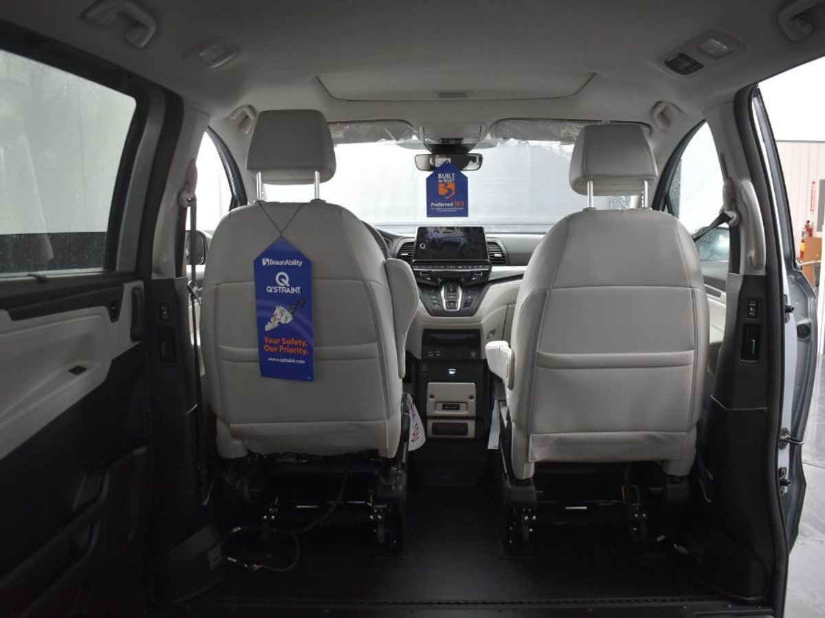 Silver Honda Odyssey image number 14