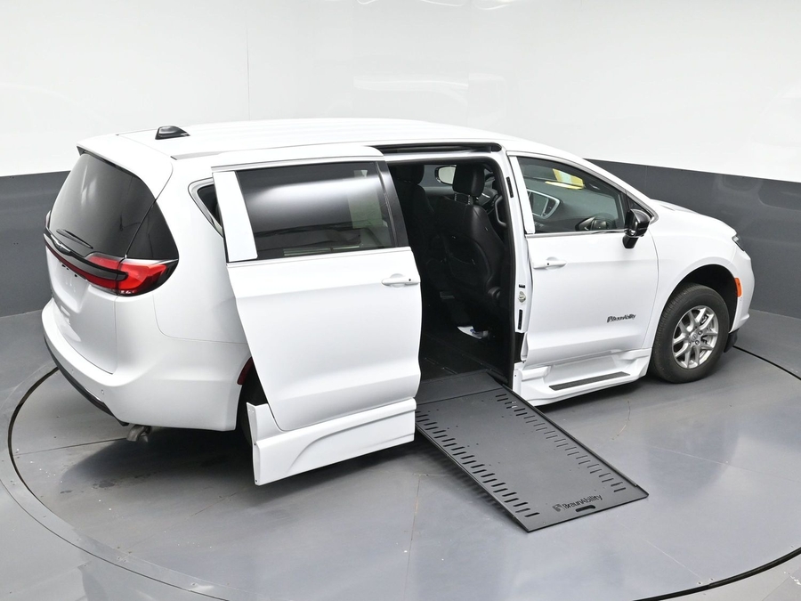 White Chrysler Pacifica image number 12