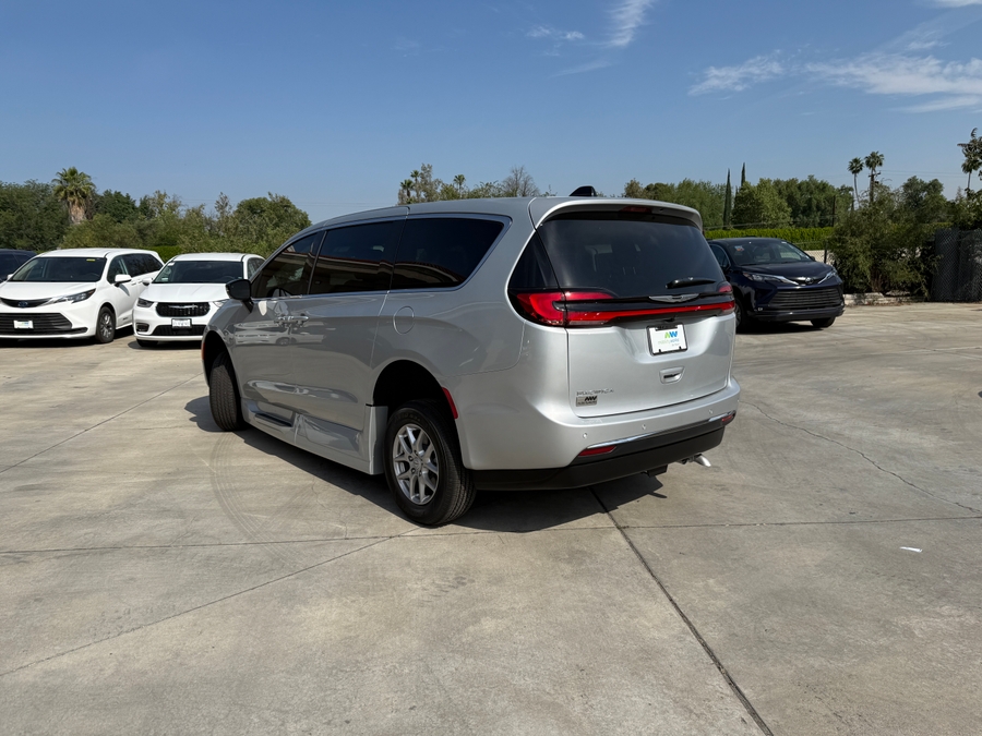 Silver Chrysler Pacifica image number 8