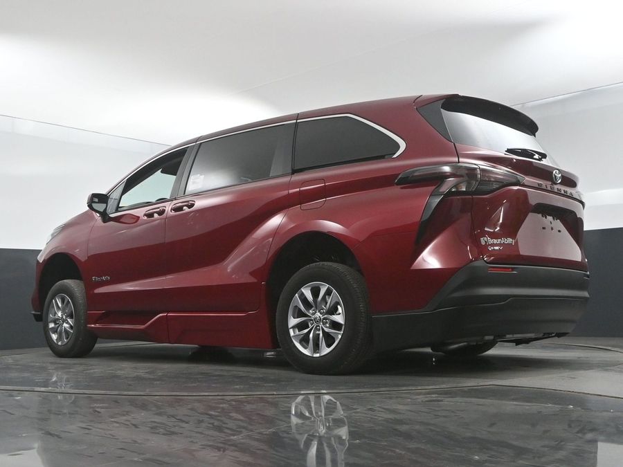 New 2025 Toyota Sienna Hybrid LE - BraunAbility Side Entry Entry Fold Out Automatic Ramp