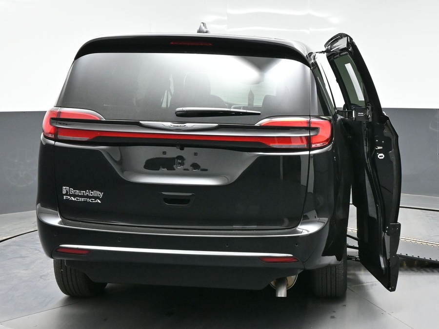 Black Chrysler Pacifica image number 2