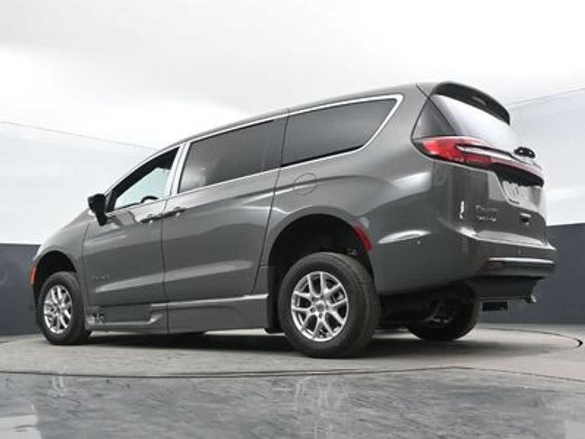 Grey Chrysler Pacifica image number 13