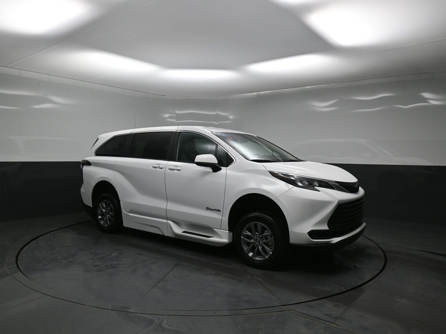 New 2026 Toyota Sienna Hybrid LE - BraunAbility Side Entry Entry Fold Out Automatic Ramp