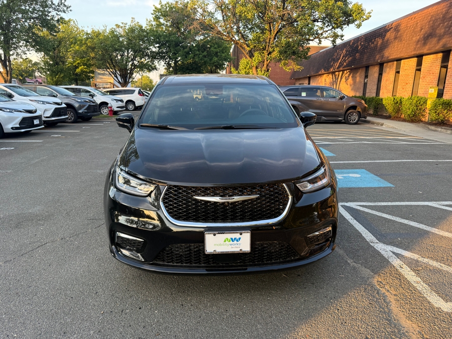 Black Chrysler Pacifica image number 10