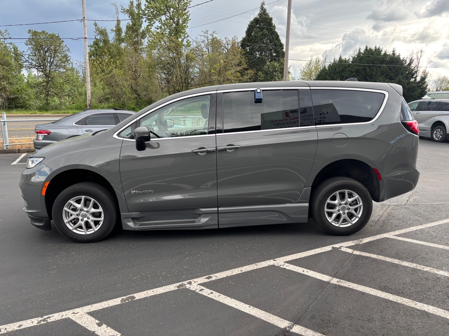 Used 2023 Chrysler Pacifica Touring L Safety - BraunAbility Side Entry Entry In Floor Automatic Ramp