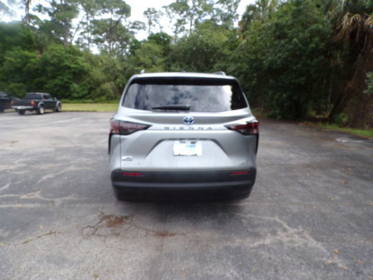 Silver Toyota Sienna image number 2