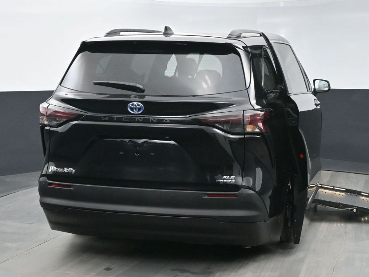 Black Toyota Sienna image number 22