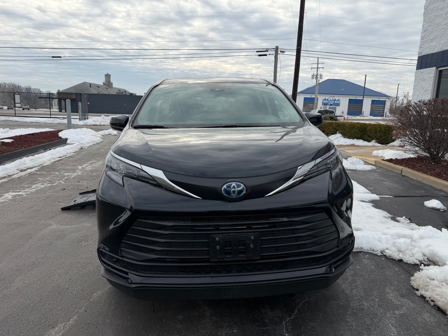Used 2024 Toyota Sienna Hybrid LE - BraunAbility Side Entry Entry Fold Out Automatic Ramp