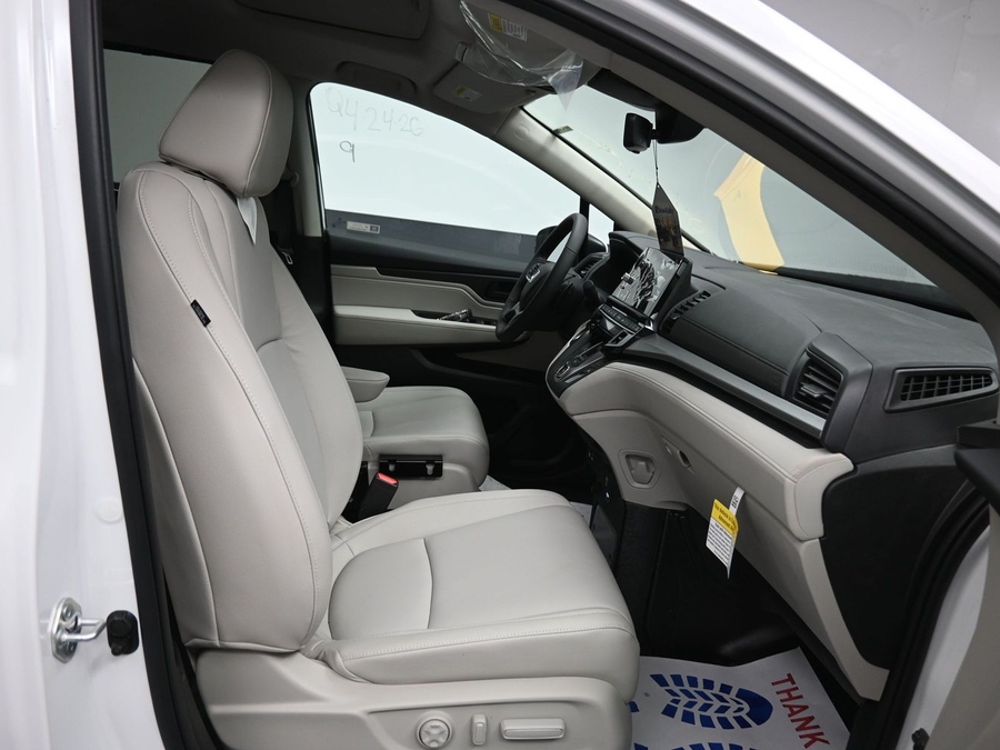 White Honda Odyssey image number 8