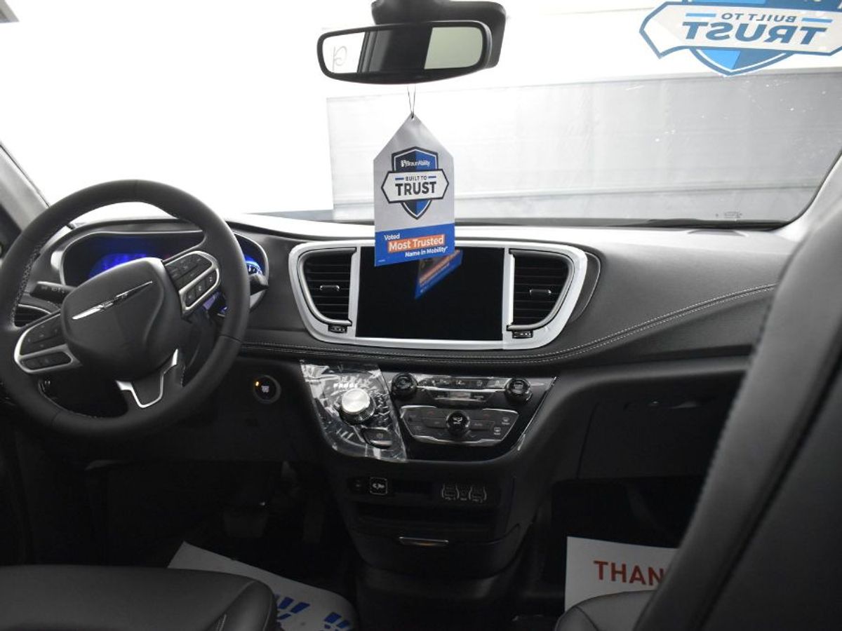 2025 CHRYSLER PACIFICA - Image 13