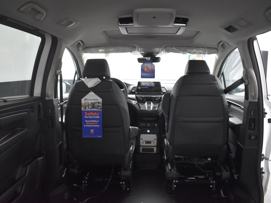 White Honda Odyssey image number 14