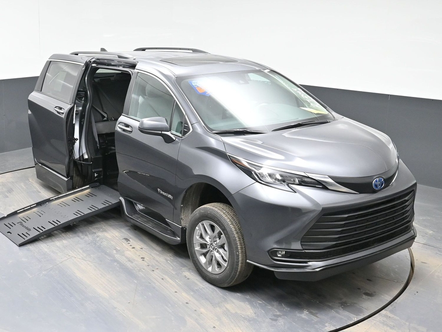 New 2025 Toyota Sienna Hybrid XLE Plus - BraunAbility Side Entry Entry Fold Out Automatic Ramp