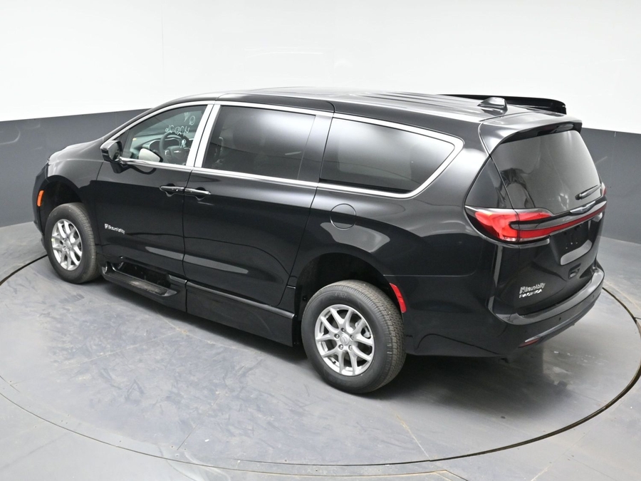 New 2026 Chrysler Pacifica Select Plus - BraunAbility Side Entry Entry In Floor Automatic Ramp