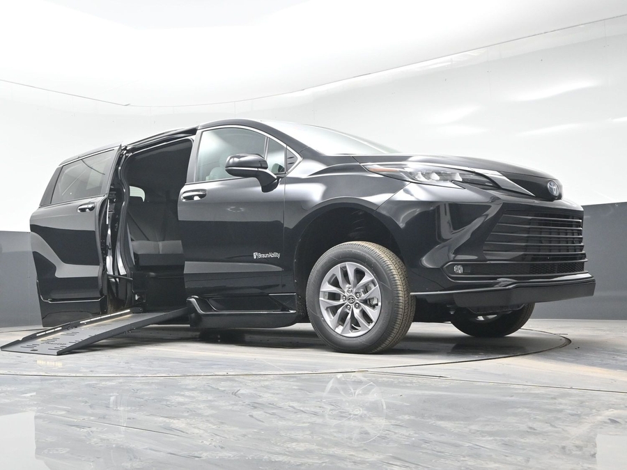 Black Toyota Sienna image number 18