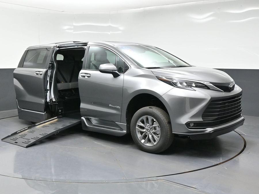 New 2026 Toyota Sienna Hybrid XLE Base - BraunAbility Side Entry Fold Out Automatic Ramp