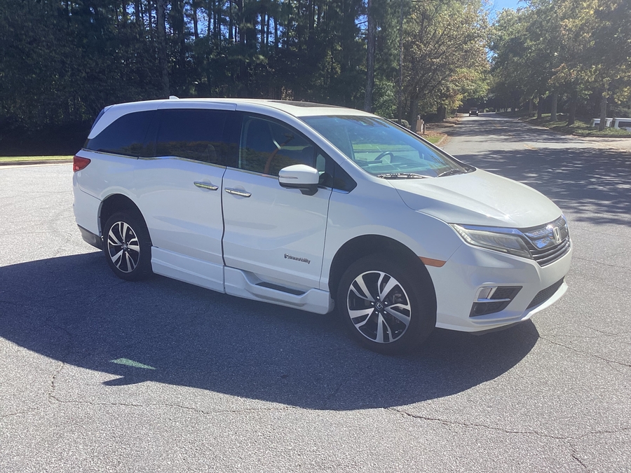 White Honda Odyssey image number 7
