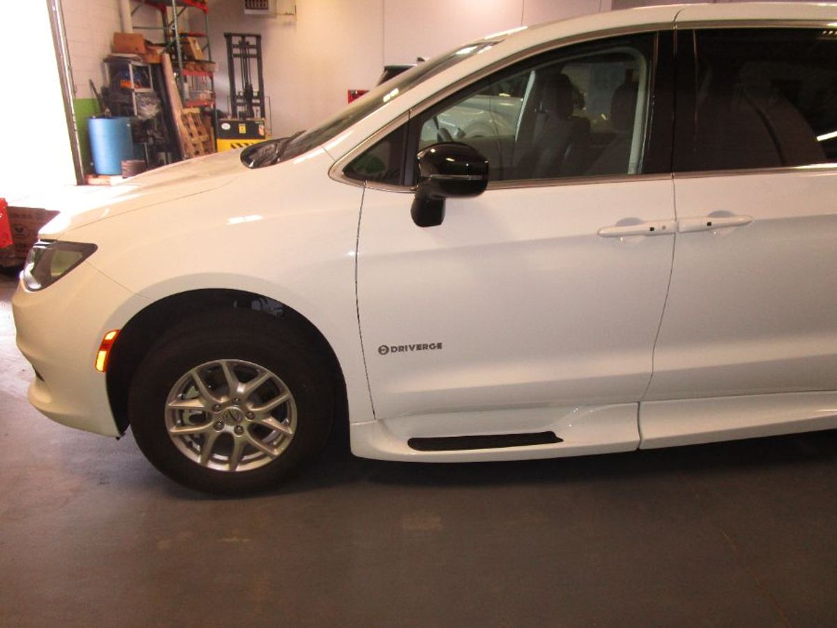 White Chrysler Voyager image number 4