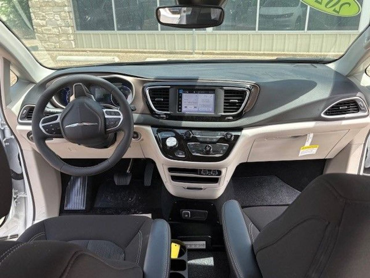 2024 CHRYSLER VOYAGER - Image 8