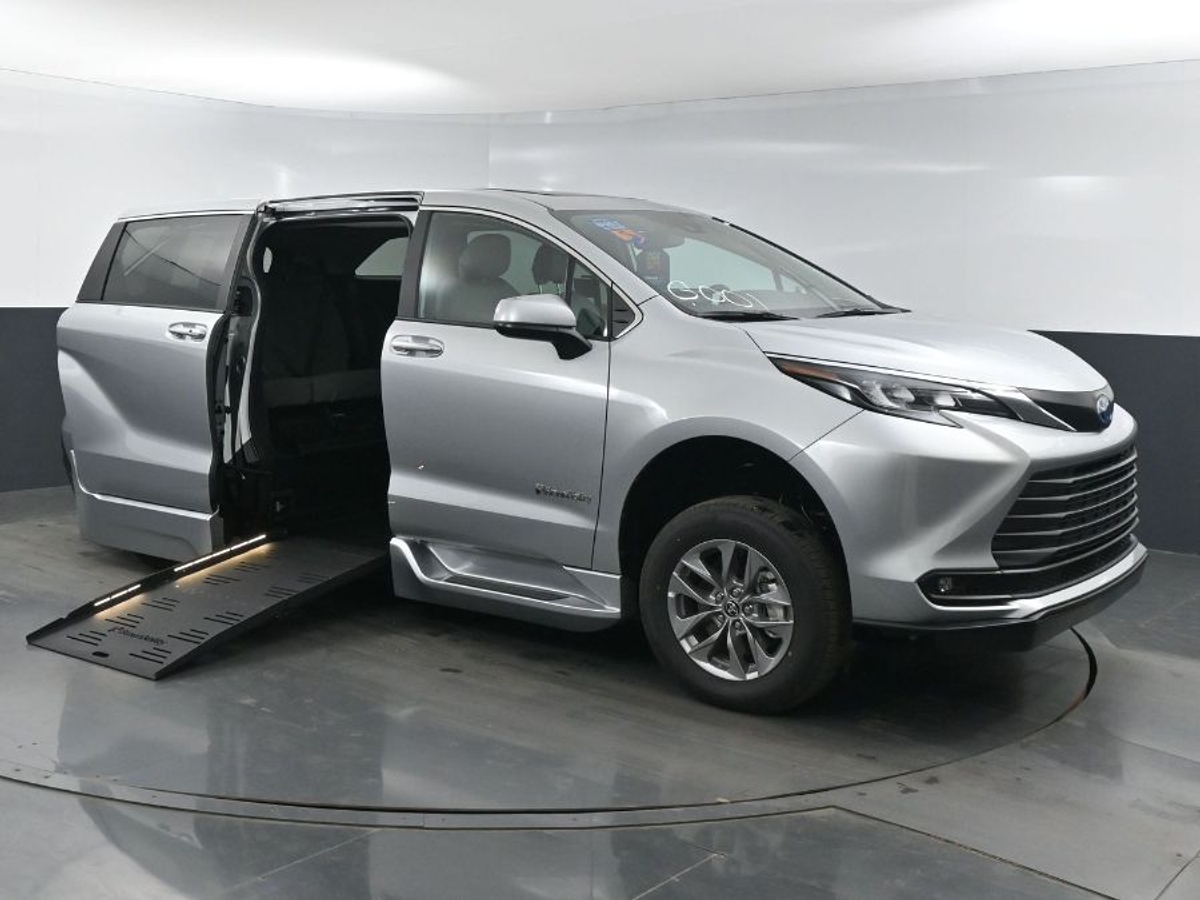 2025 Toyota Sienna XLE's photo