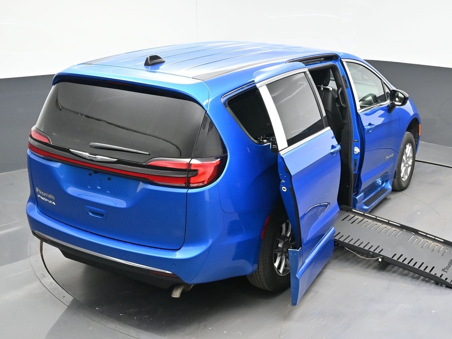 Blue Chrysler Pacifica image number 19