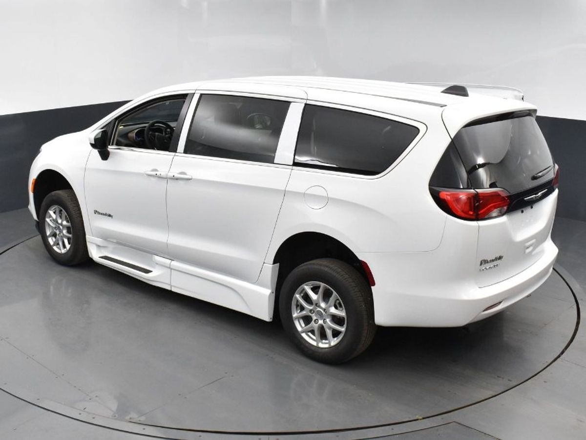 White Chrysler Voyager image number 11