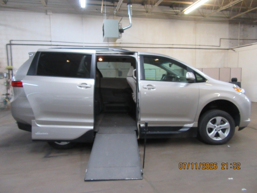 Brown Toyota Sienna image number 2