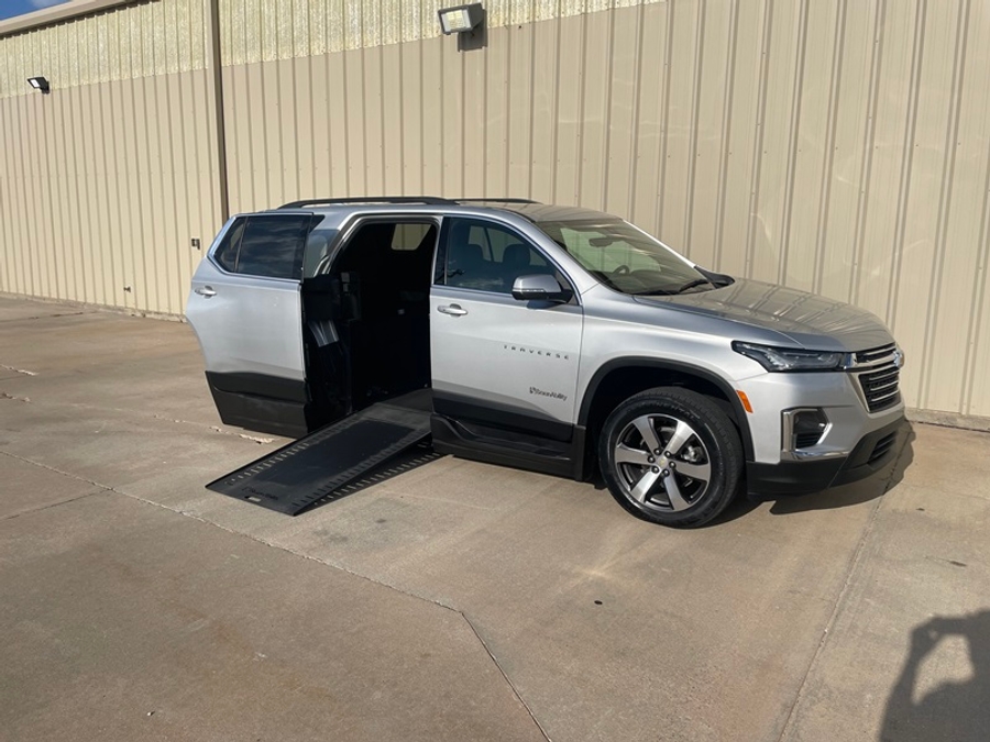 Used 2022 Chevrolet Traverse 3LT - BraunAbility Side Entry In Floor Automatic Ramp