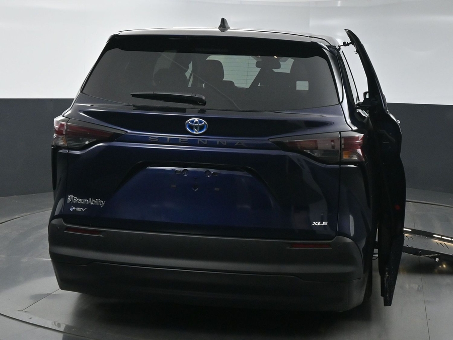 New 2025 Toyota Sienna Hybrid XLE Base - BraunAbility Side Entry Entry Fold Out Automatic Ramp