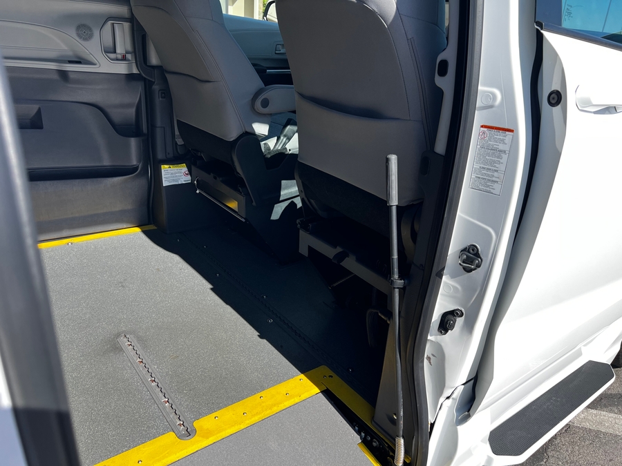Used 2021 Toyota Sienna Hybrid LE - Vantage Mobility Commercial Side Entry Entry In Floor Manual Ramp