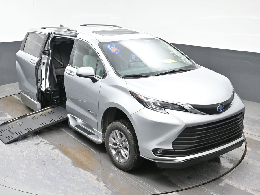 New 2025 Toyota Sienna Hybrid XLE Plus - BraunAbility Side Entry Entry Fold Out Automatic Ramp