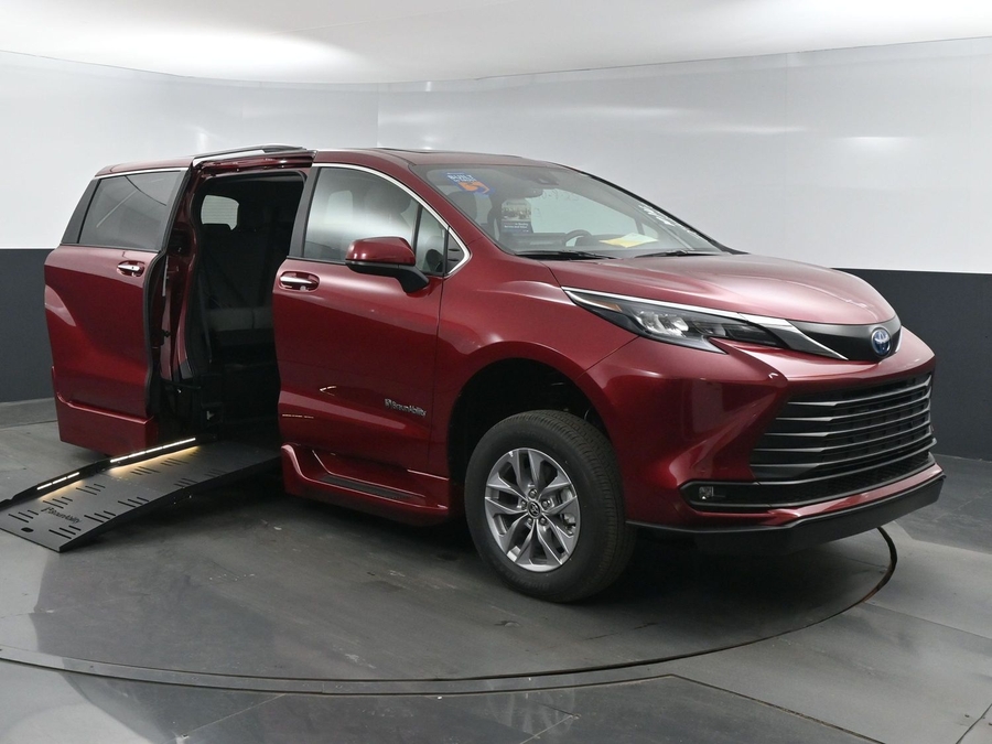 New 2025 Toyota Sienna Hybrid XLE Plus - BraunAbility Side Entry Entry Fold Out Automatic Ramp