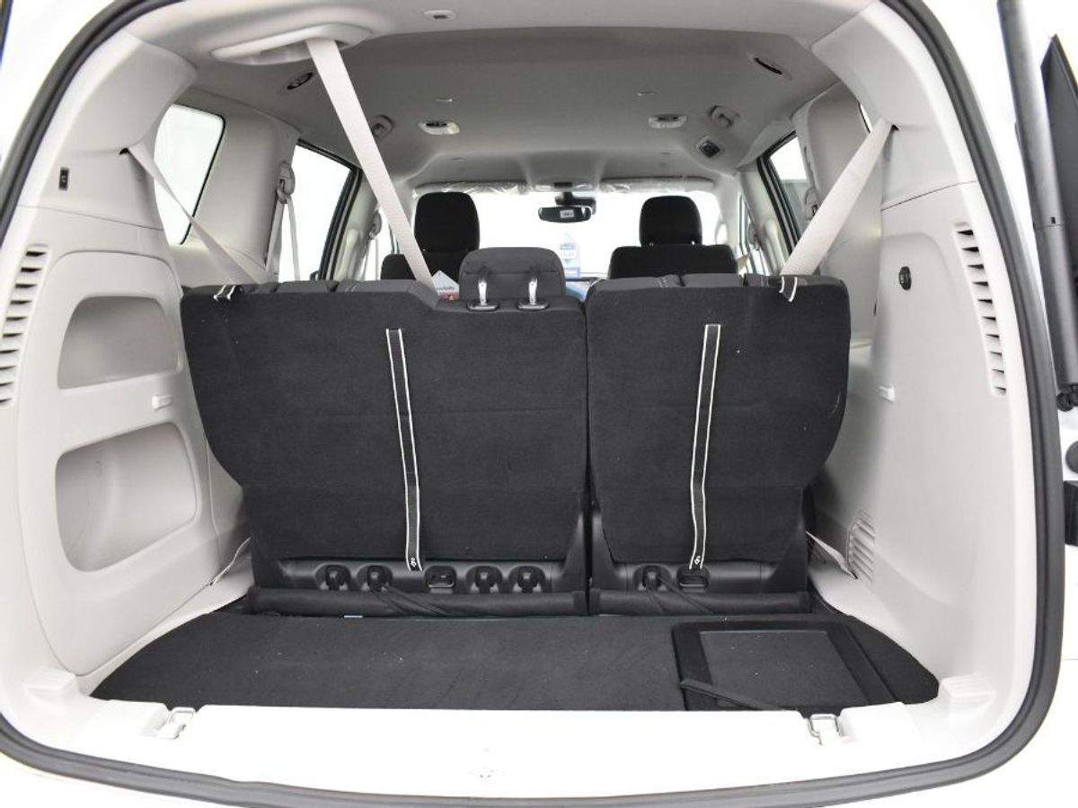 White Chrysler Voyager image number 6