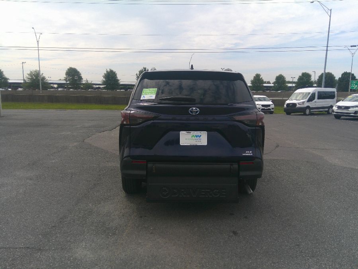 Blue Toyota Sienna image number 5