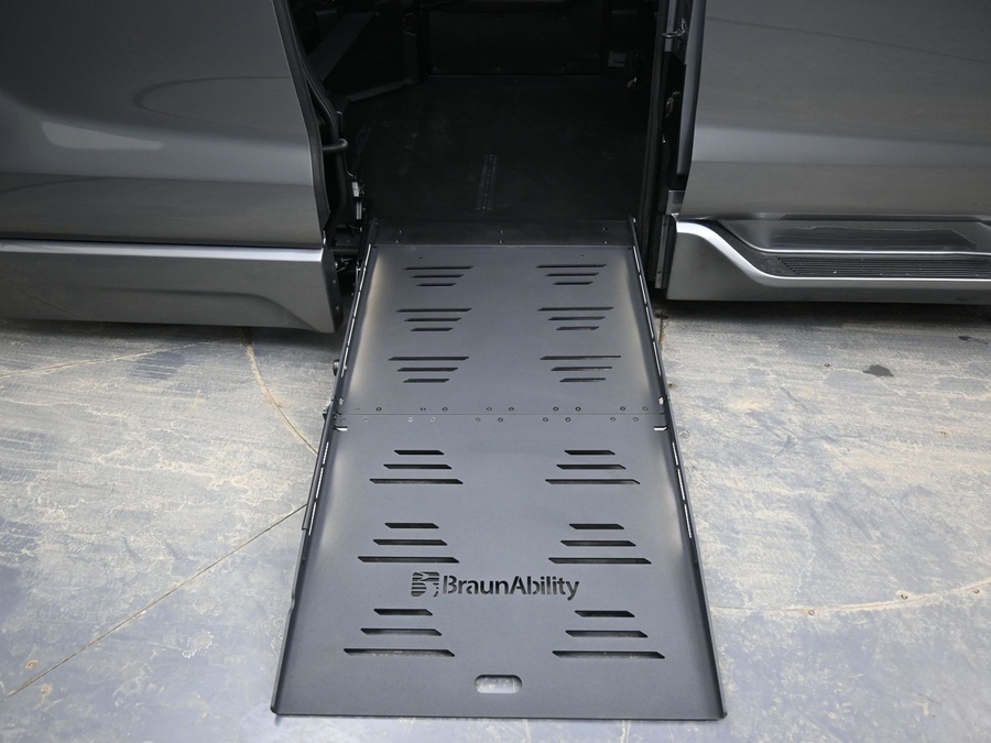 New 2026 Toyota Sienna Hybrid XLE Base - BraunAbility Side Entry Entry Fold Out Automatic Ramp
