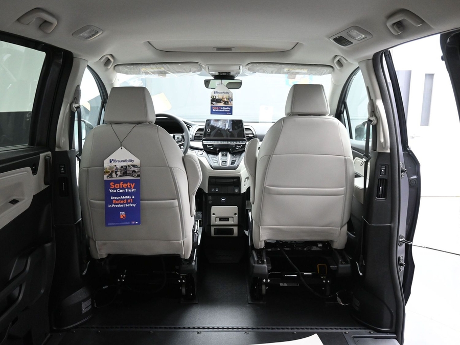 Grey Honda Odyssey image number 14