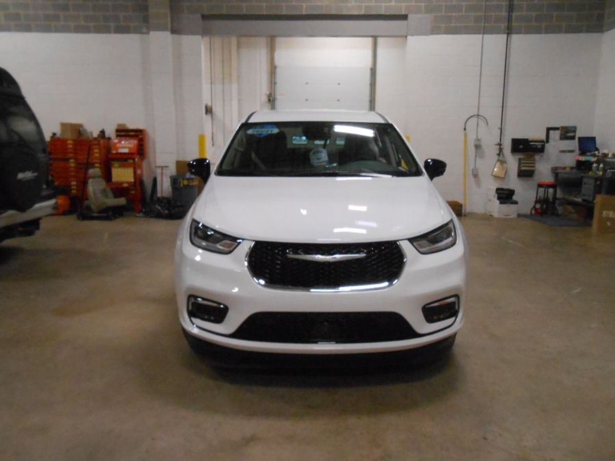 White Chrysler Pacifica image number 1