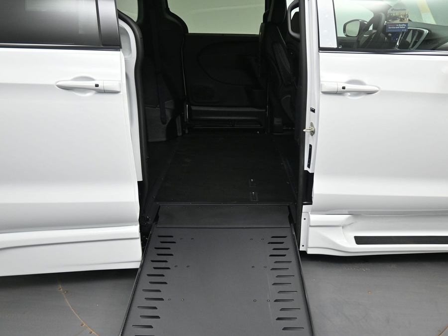 White Chrysler Pacifica image number 10