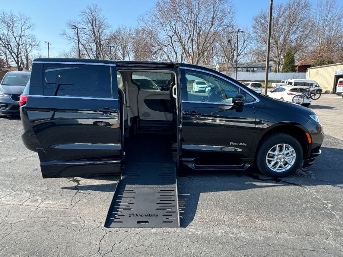 2024 Chrysler Pacifica Touring L's photo