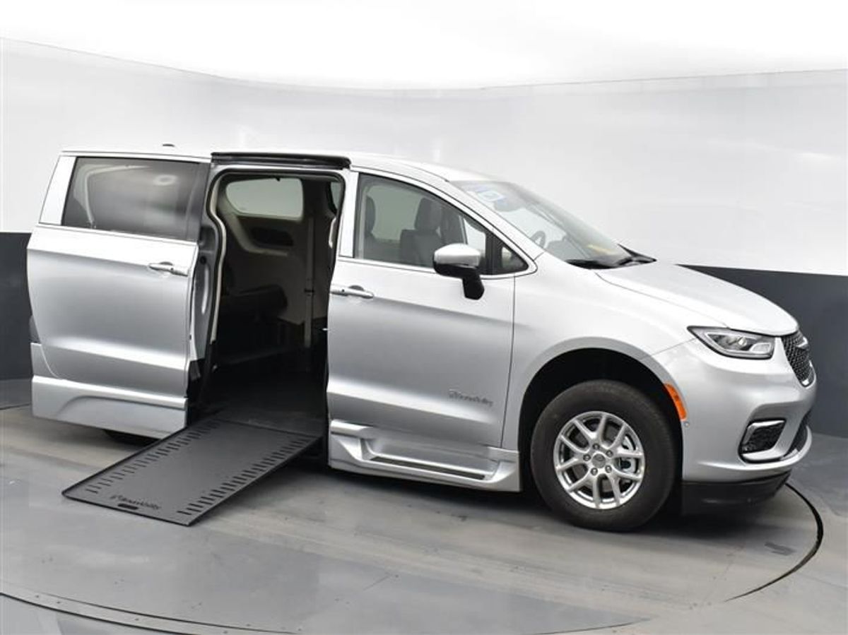 Silver Chrysler Pacifica image number 1