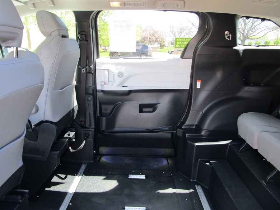 Grey Toyota Sienna image number 9