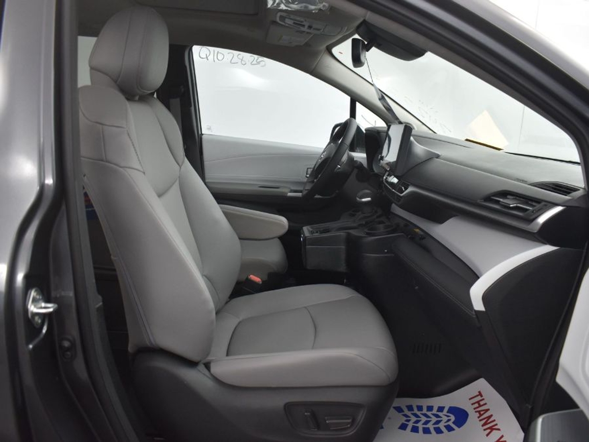 2025 TOYOTA SIENNA - Image 9