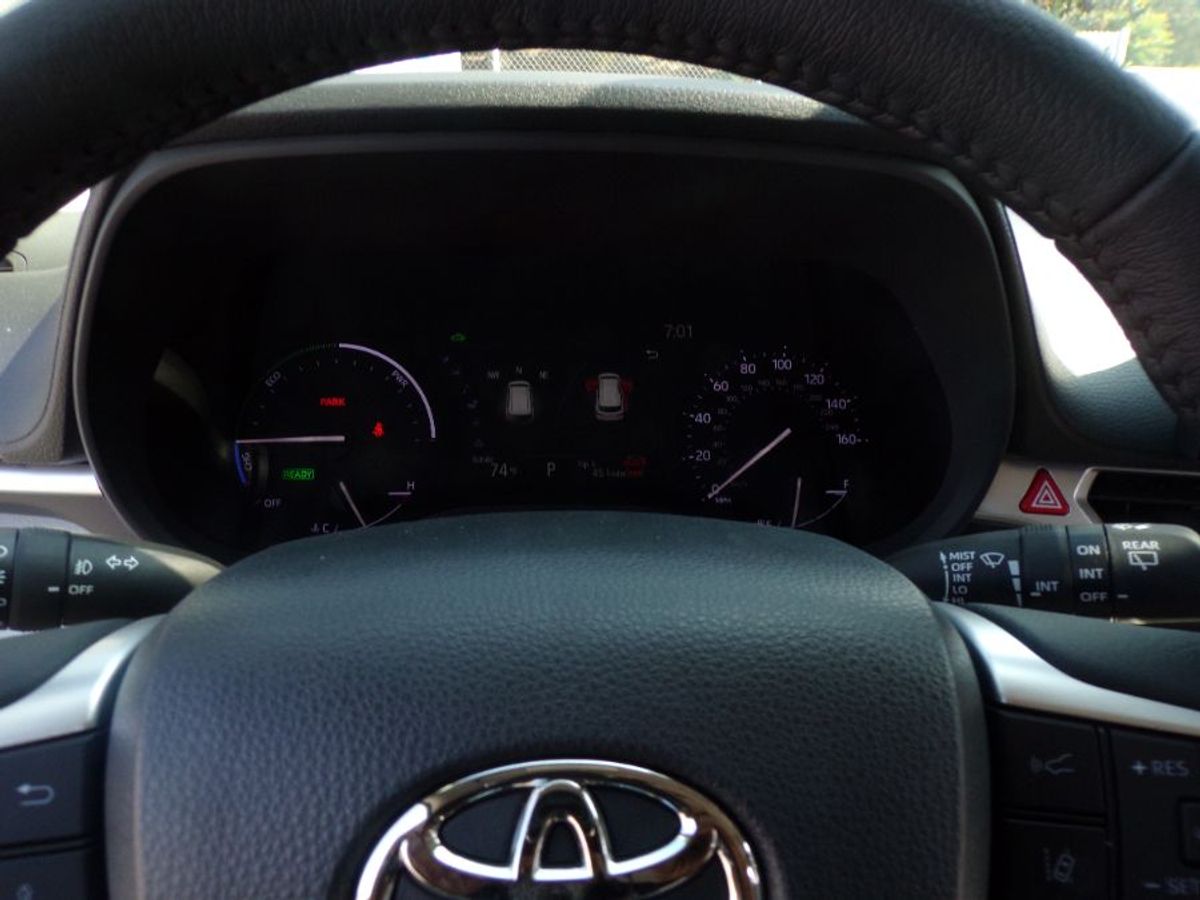 White Toyota Sienna image number 13