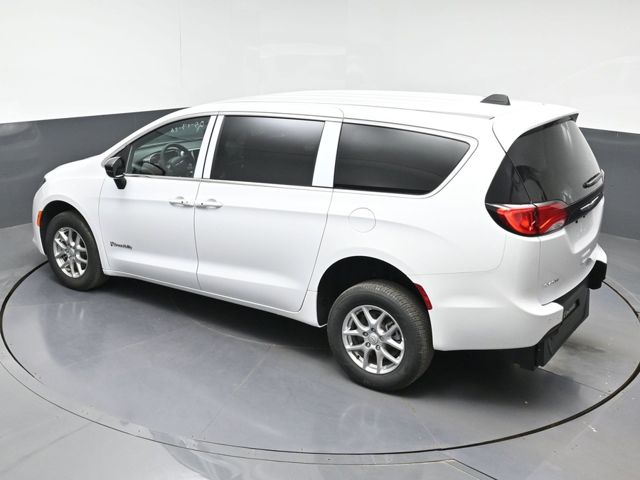 White Chrysler Voyager image number 13