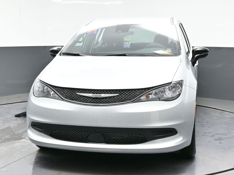 Silver Chrysler Voyager image number 1