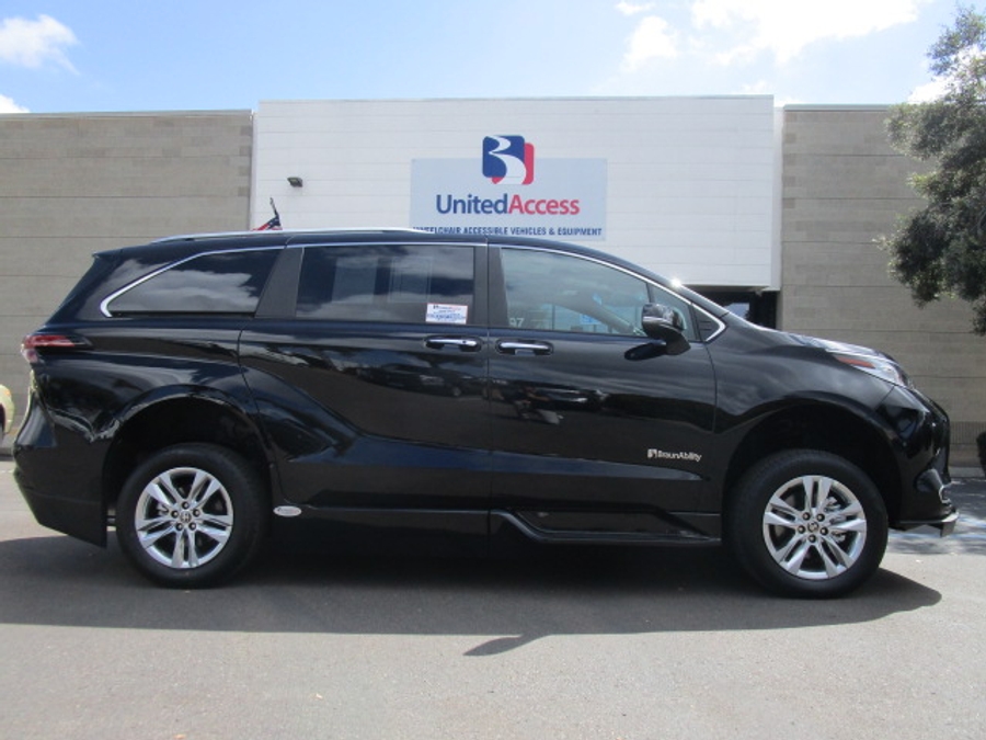 New 2026 Toyota Sienna Hybrid Limited - BraunAbility Side Entry Entry Fold Out Automatic Ramp