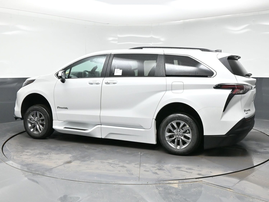 White Toyota Sienna image number 3