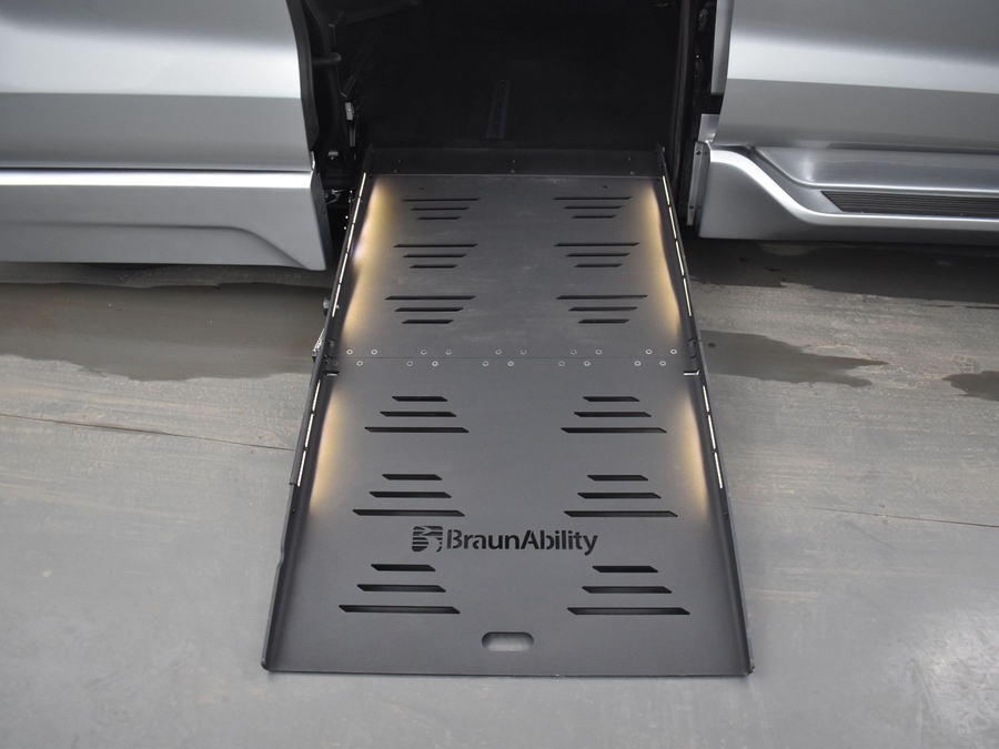 New 2025 Toyota Sienna Hybrid XSE - BraunAbility Side Entry Entry Fold Out Automatic Ramp